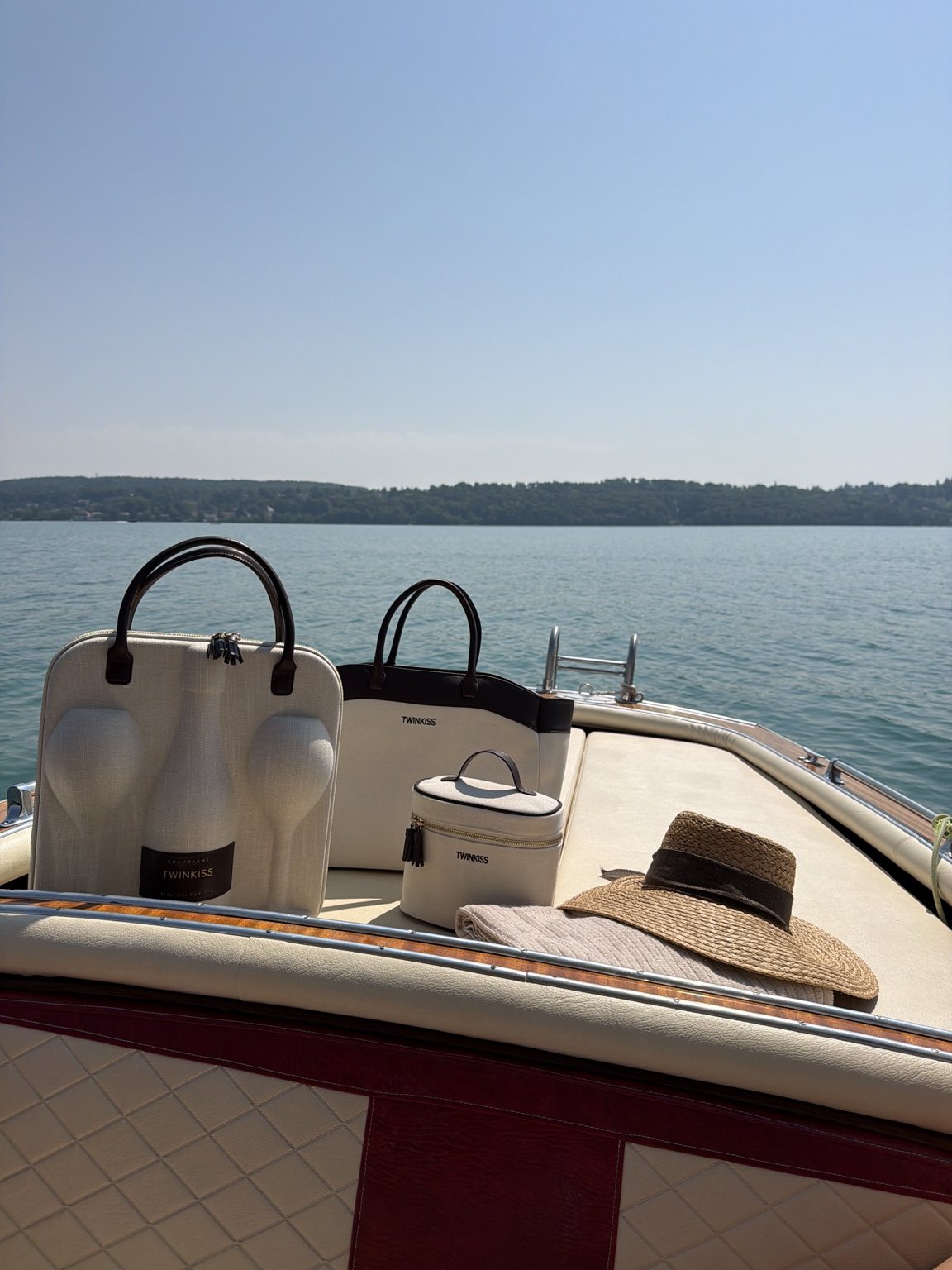 TWINKISS CHOUILLY mit ALCHEMY und TWINITY an einem Sommertag am See