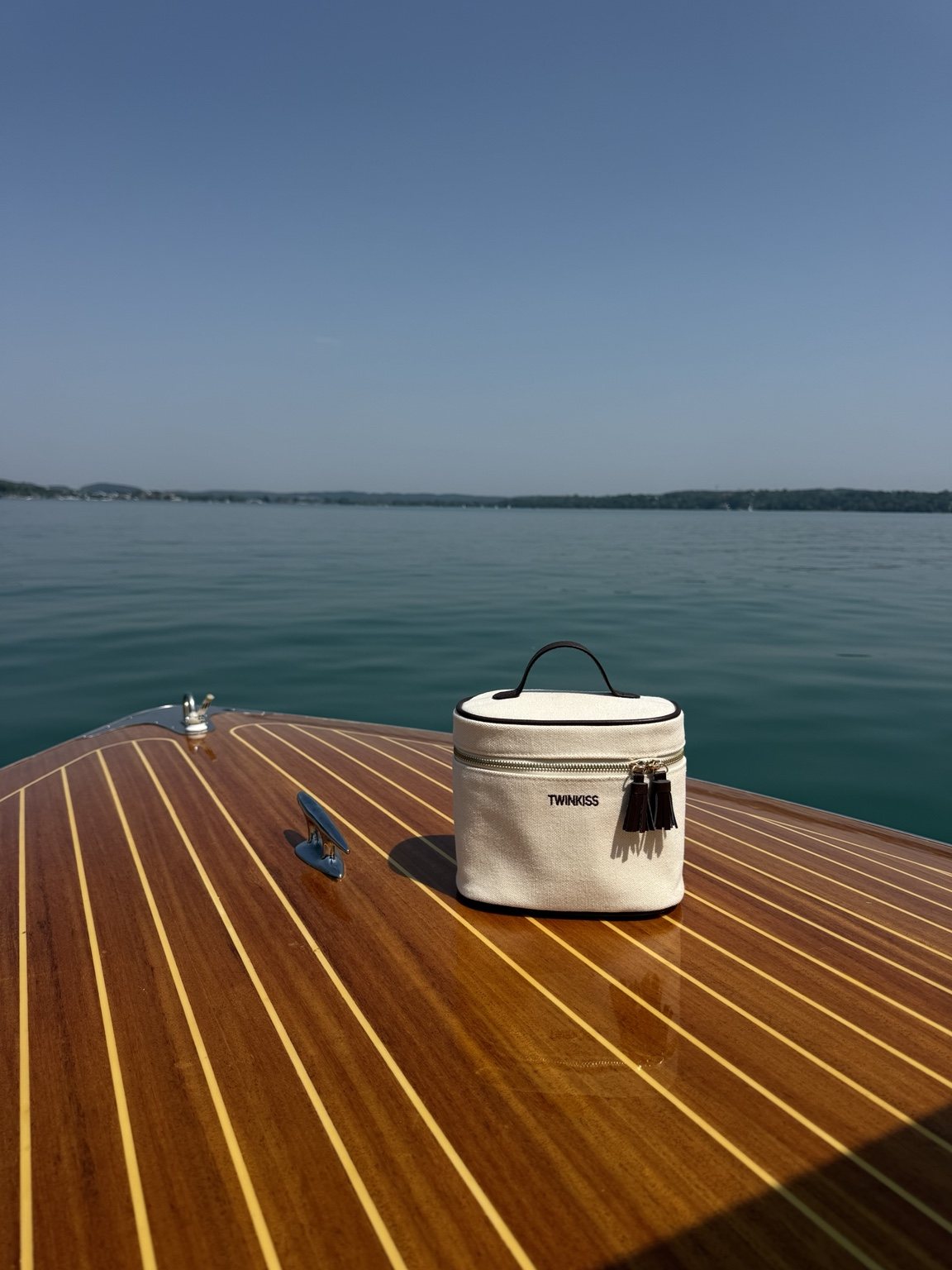 TWINKISS TWINITY auf dem polierten Holzdeck eines Bootes